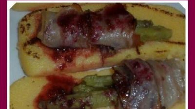 Asparagi avvolti in pancetta e coperti di salsa all'uva