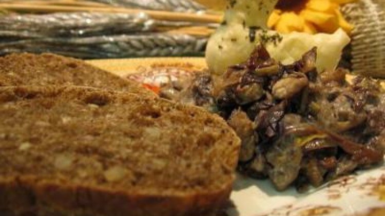 Bocconcini di faraona al radicchio rosso su pane nero ai semi