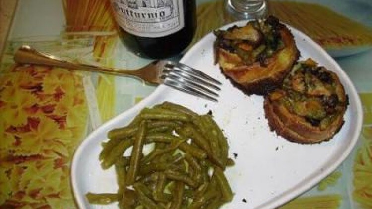 Cestini di pane con fagiolini, funghi e carotine in crosta di pecorino