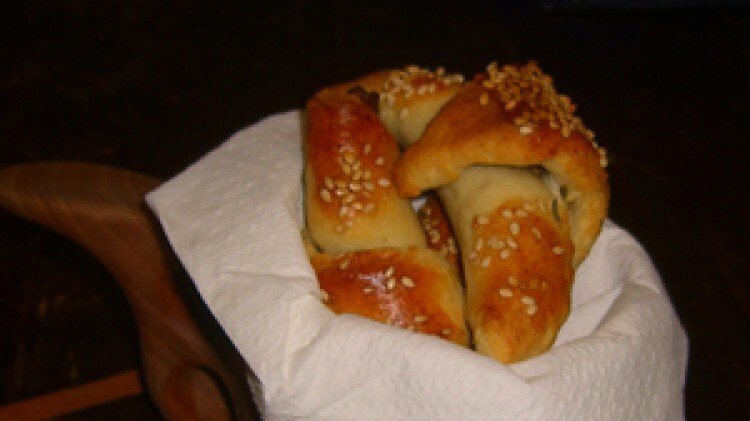 Croissant di patate al sesamo ripieni di pecorino