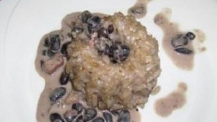Anello di riso al vino rosso con fagioli neri, panna e pancetta