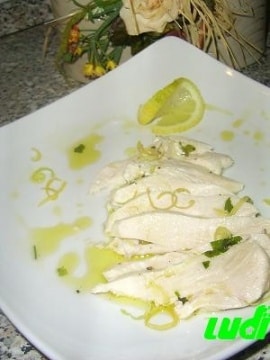 Petto di pollo al burro e limone, facile da preparare e non richiede  ingredienti costosi