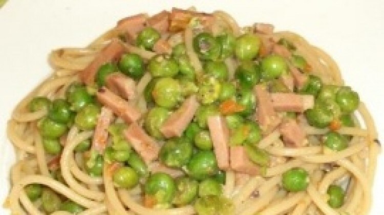 Bigoli ai piselli, mortadella e pistacchi