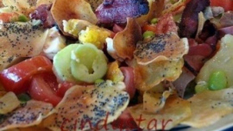 Insalata con chips di patate al papavero