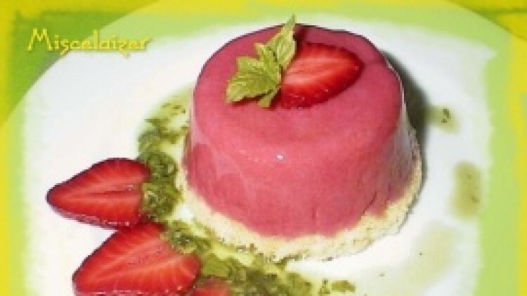 Dolcino alle fragole con salsa al the verde e menta