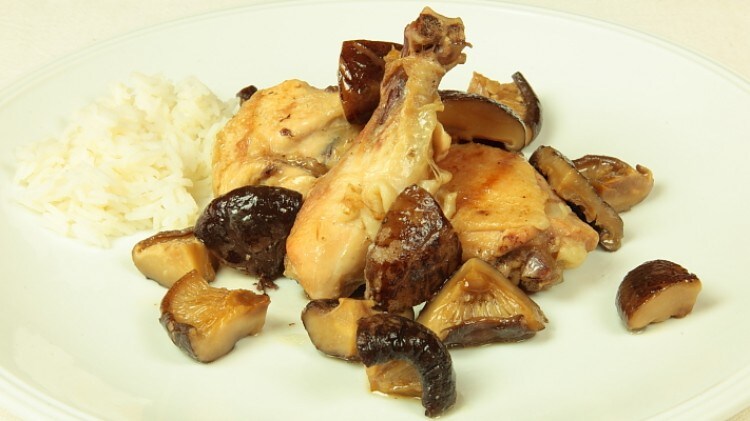 Aioan Chua Noeung Phset Kretni Pollo fritto con funghi