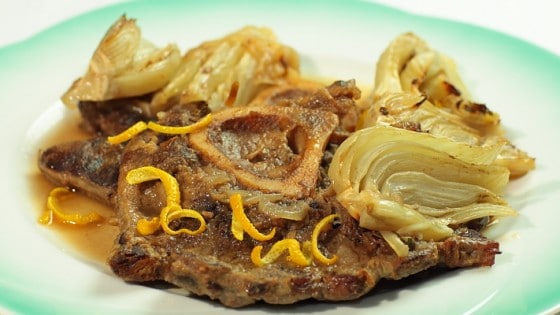 Ossobuco di vitello con i finocchi, vino e limone