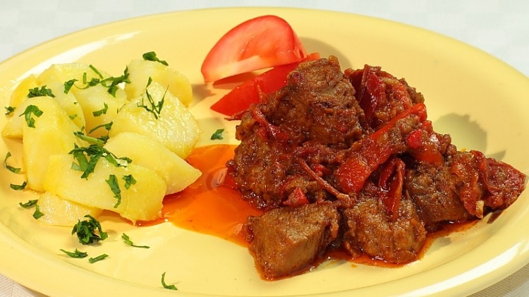 Porkolt spezzatino di carne all'ungherese