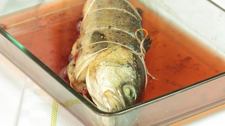 Spigola con mirtilli e fragole candite
