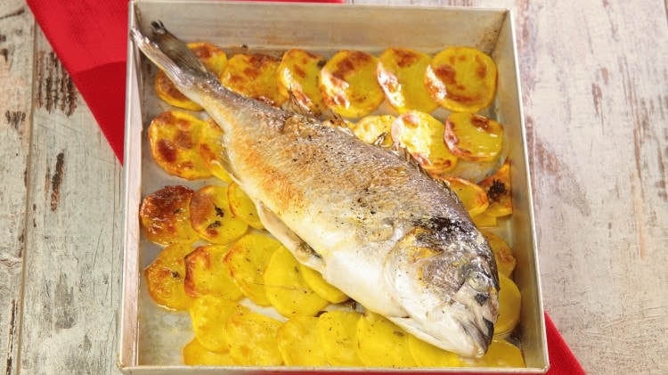Orata cotta al forno con le patate