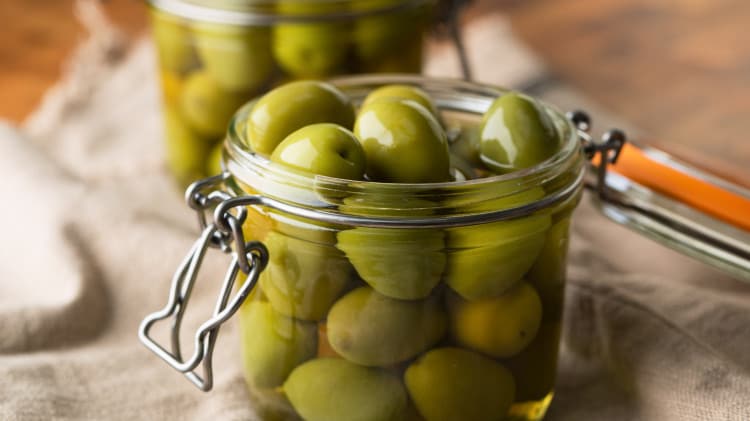 Olive verdi in salamoia, ricetta per farle in casa  --- (Fonte immagine: https://cdn.cook.stbm.it/thumbnails/ricette/6/6564/hd750x421.jpg)