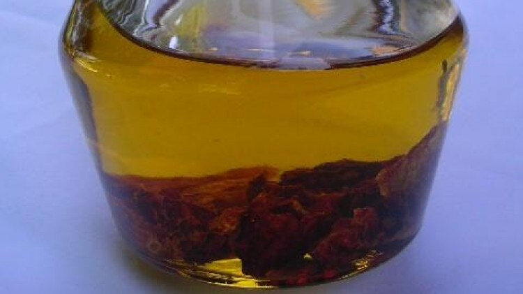 Olio aromatizzato al peperoncino