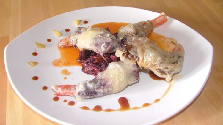 Tempura di involtini di gamberi con radicchio in agrodolce