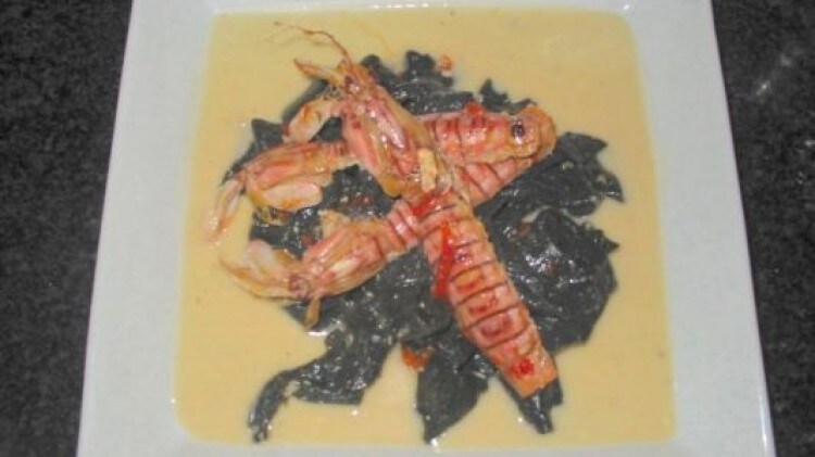 Straccetti al nero con sugo di cicale e fondo piccante di canellini