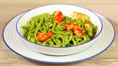 Linguine al pesto di sedano e mandorle con gamberoni