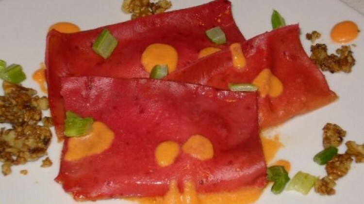 Tortelloni rossi con ripieno di gorgonzola con sugo di sedano e noci al forno