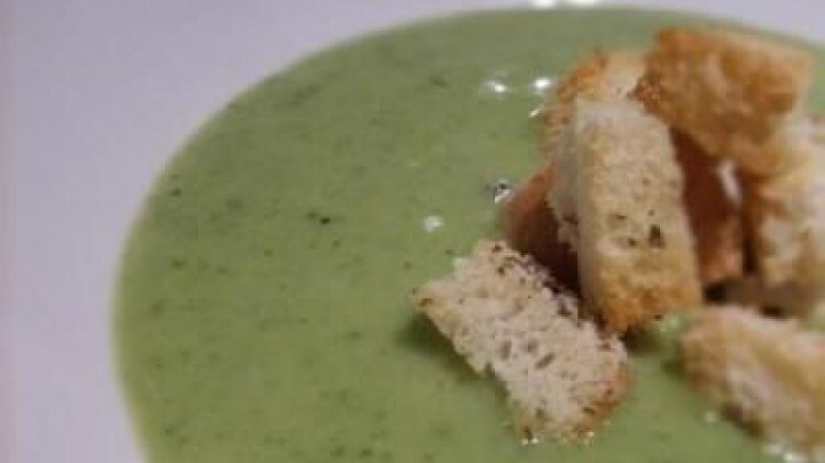 Vellutata di zucchine con crostini al parmigiano