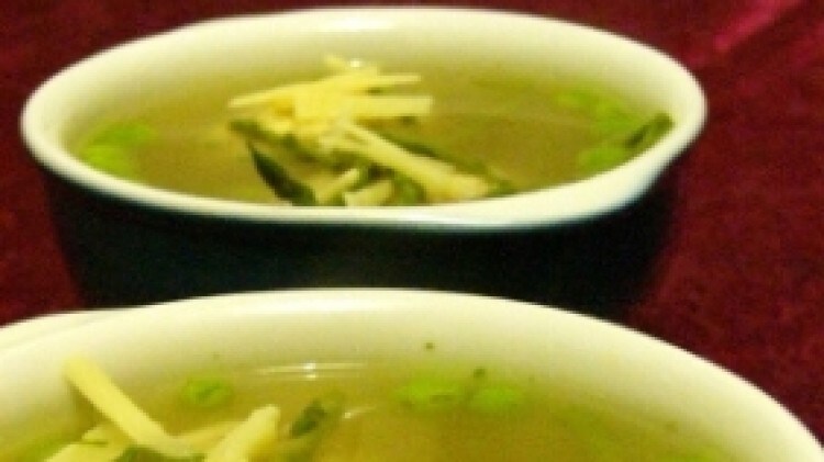Canederli di pollo in brodo con piselli ed asparagi selvatici con scaglie di gra