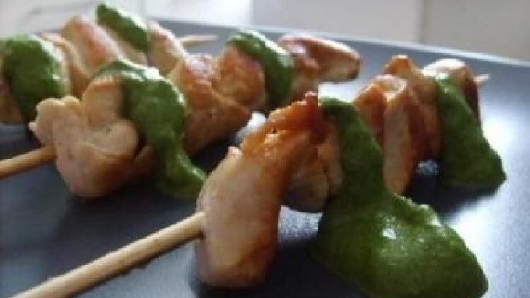 Spiedini di pollo con salsa alla rucola