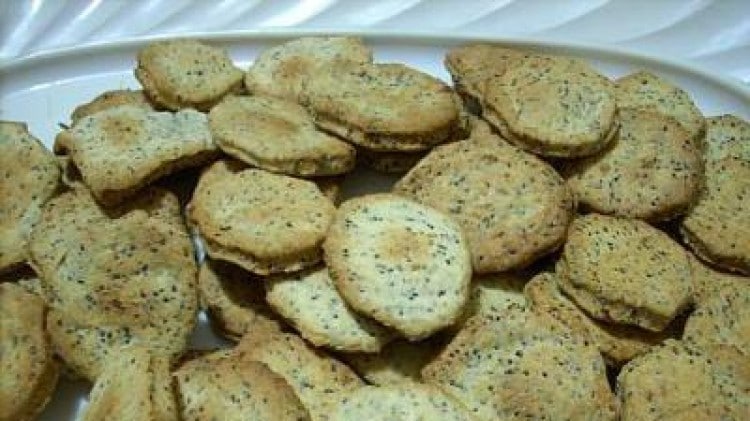 Crackers alle cipolle e ai semi di papavero
