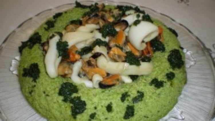Anello di piselli con guazzetto di seppie e cozze in salsa verde