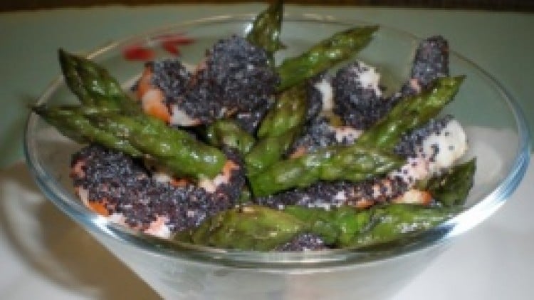 Gamberi in panure di papavero su crema di asparagi