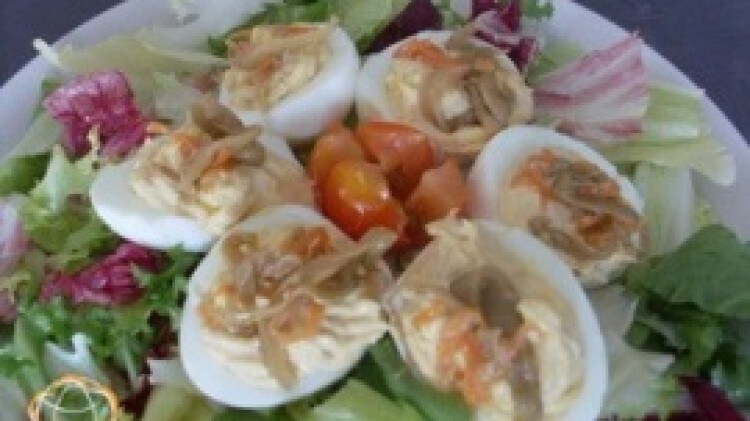 Uova sode ripiene su letto di insalata mista