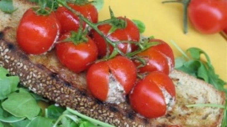 Crostoni con grappolo di ciliegino alla greca