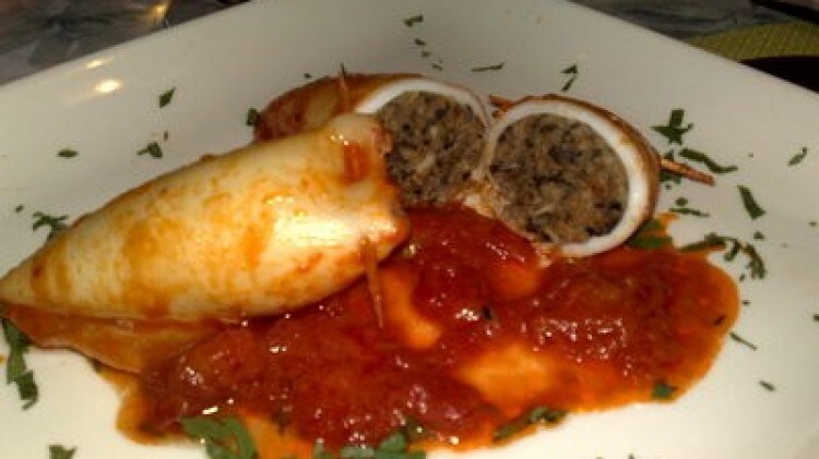 Calamari ripieni con acciughe capperi e cozze