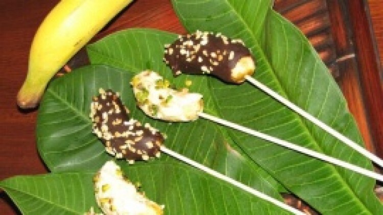 Mini banane al cioccolato su stecco