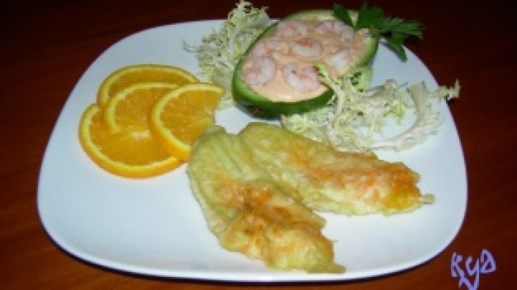Avocado, gamberetti e fiori croccanti