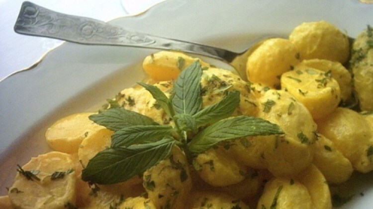 Patate novelle alla crema di yogurt, zafferano e menta