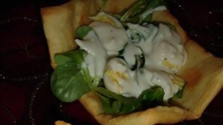 Cestini di pane con insalatina di songino e uova di quaglia