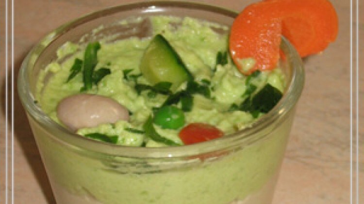 Bicchierini di pollo e avocados
