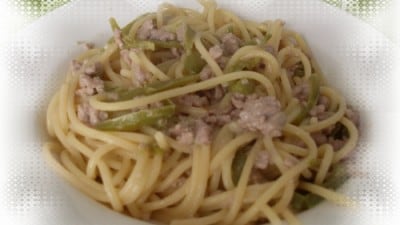Spaghetti con ragù bianco e peperoni verdi