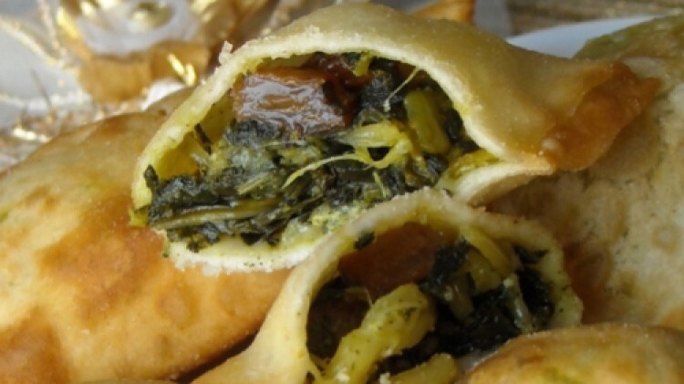 Ravioli fritti con ripieno di coste e uvetta sultanina