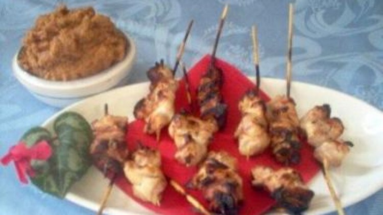 Satay di pollo e warm peanut dip