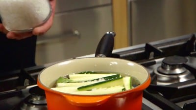 Zucchine sott'olio ricetta classica della nonna | Cookaround