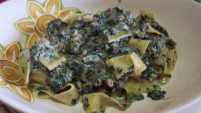 Tagliatelle con spinaci, gorgonzola e nocciole tostate