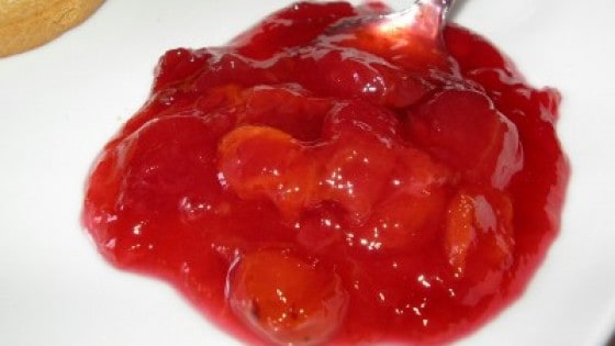 Marmellata di amarene e pesche