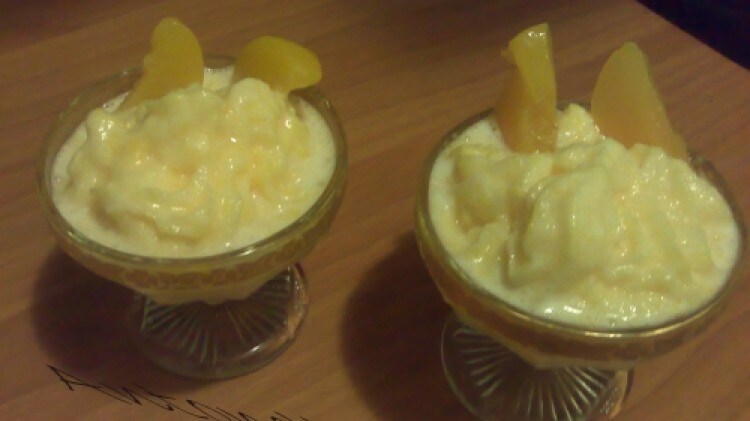 Coppette di sorbetto alla pesca