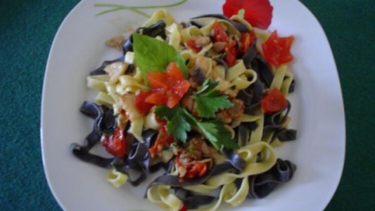 Tagliatelle bianche e nere al sugo di scorfano
