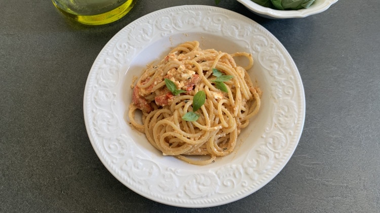 Spaghetti con feta, pomodori datterini e patè di olive