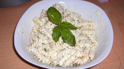 Pasta veloce con ricotta e basilico
