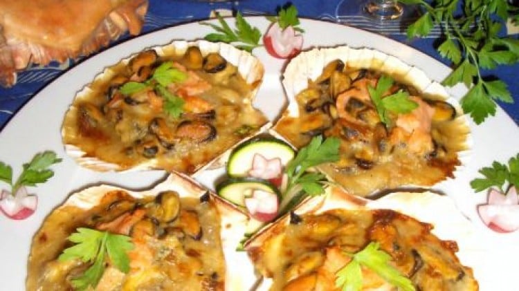 Cozze servite su capesante