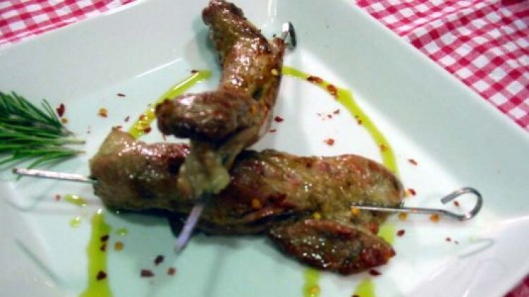 Costine di maiale alla griglia con bacon e cipolline novelle