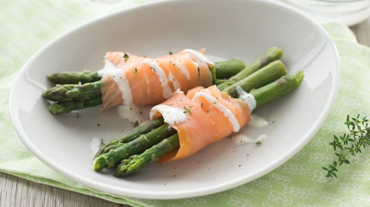 Involtini salmone e asparagi