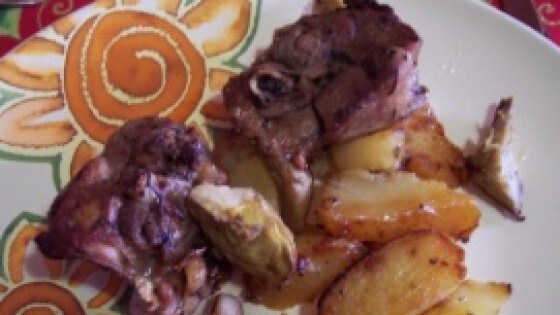 Agnello al forno con patate e cuori di carciofi