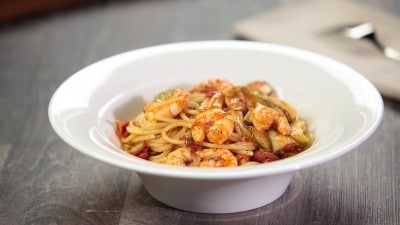 Spaghetti con gamberi, zucchine e pomodorini