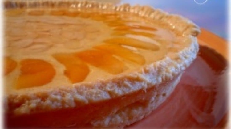 Crostata con crema al quark e mandorle, albicocche candite e marmellata di arance